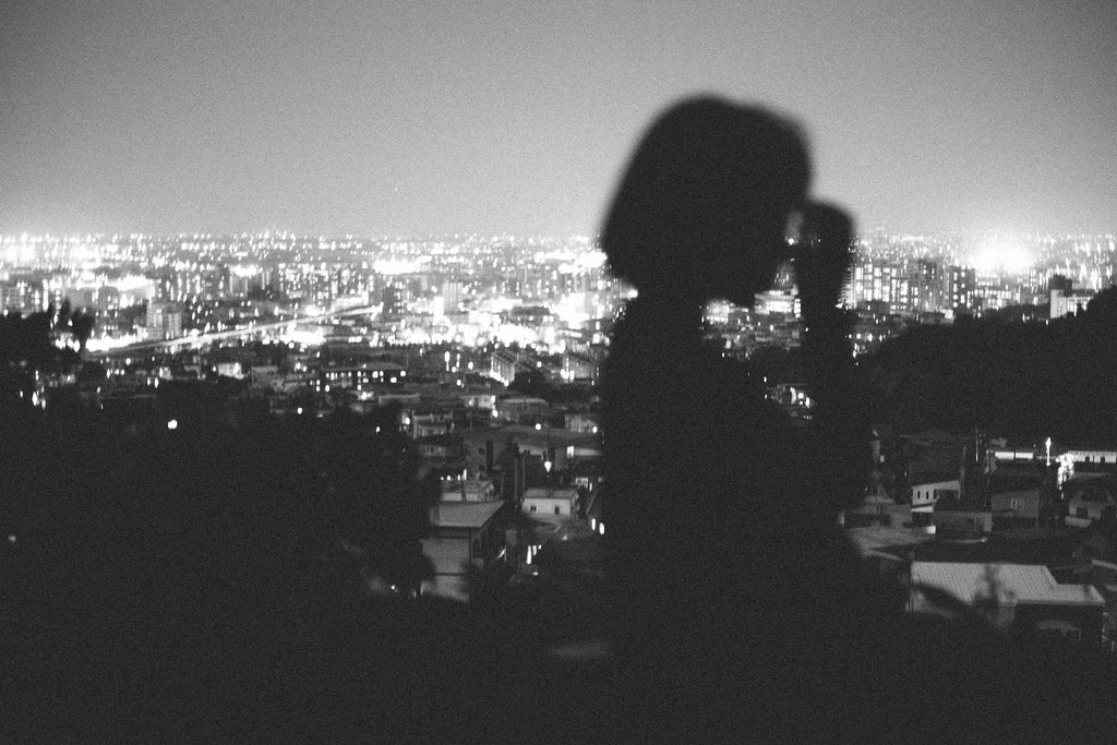 写真がエモくなる「前ボケ」ってなに？【CURBON写真用語辞典 #01 】