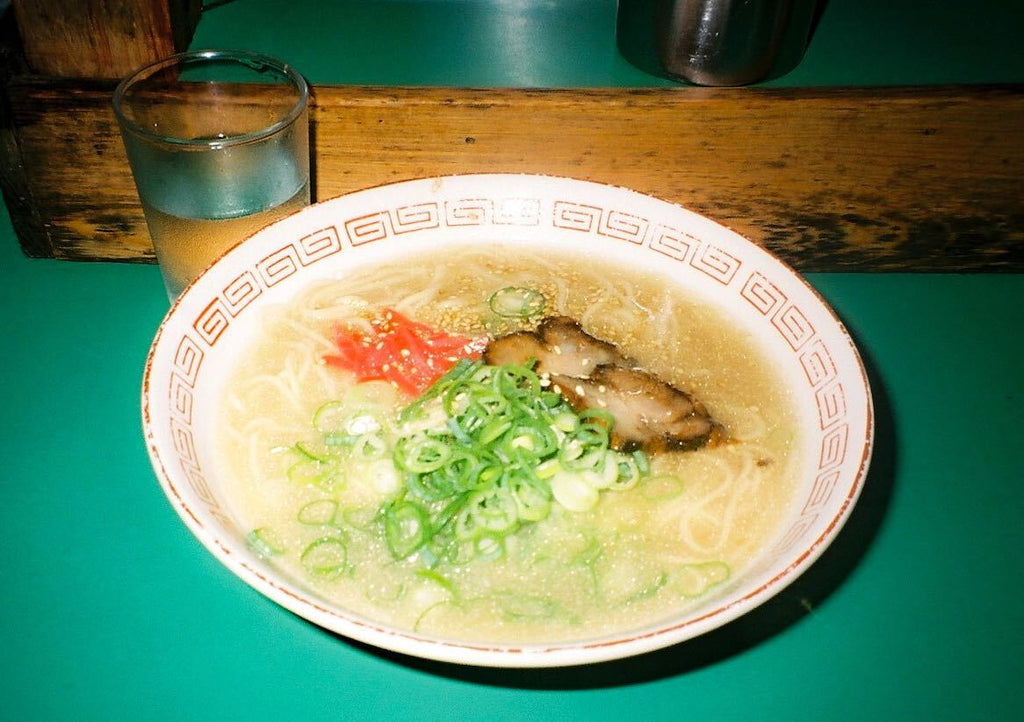 「平成レトロ」な写真が撮れる「コンパクトフィルムカメラ」とは？【CURBON写真用語辞典 #04 】